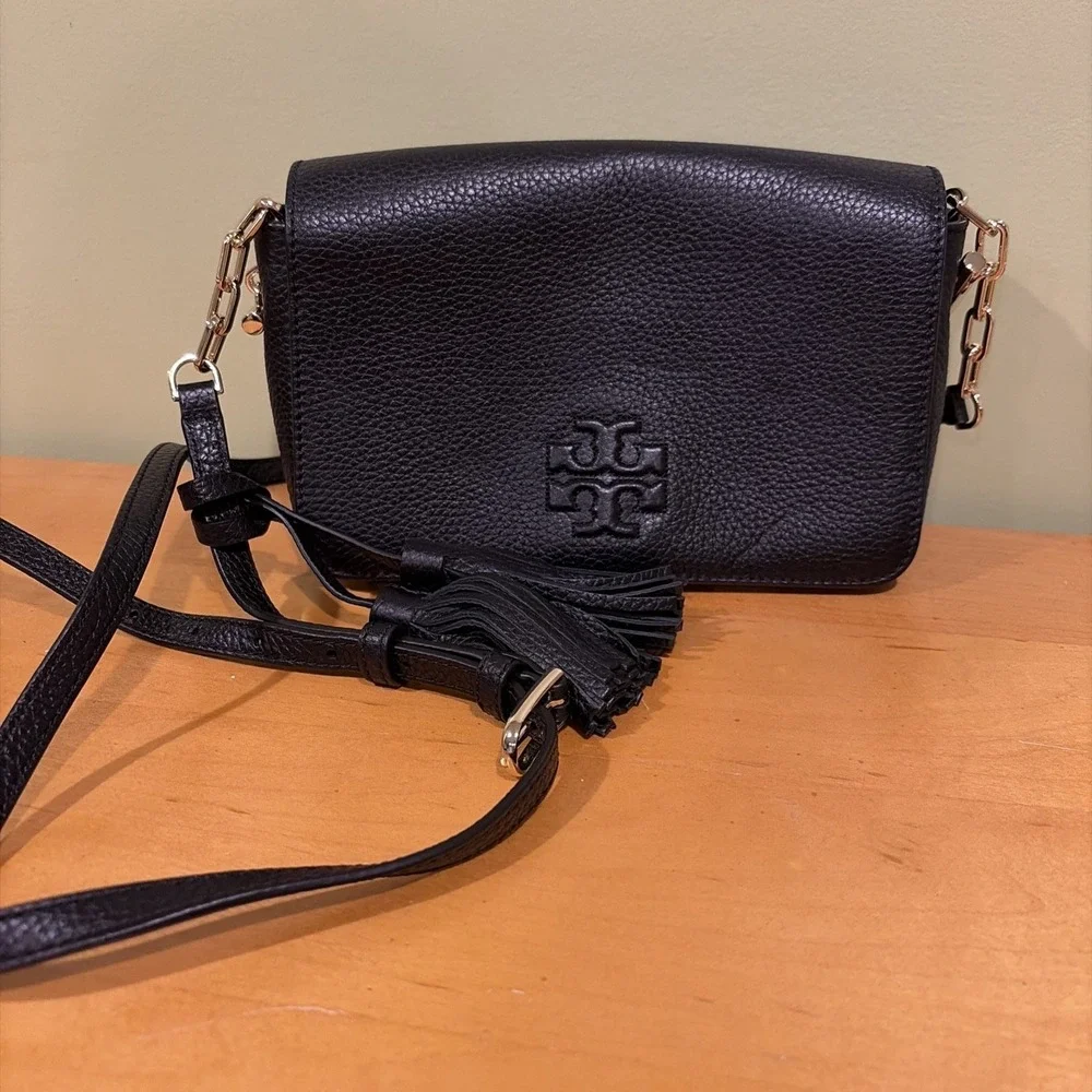 Tory‎ Burch Thea Pebbled Leather Flap Crossbody Black EUC Quiet Luxury